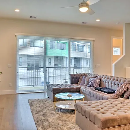 Airy Houston Townhome With Rooftop And Balcony!-2