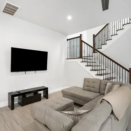 Newly Built! Modern Med Center - 3Br Executive Suite-3