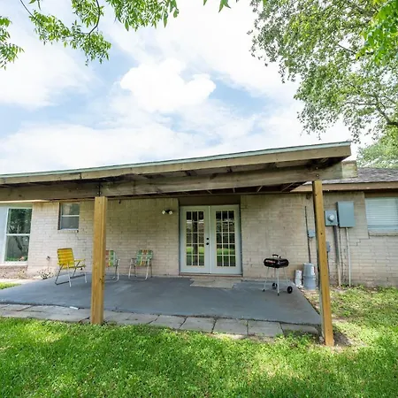 Cozy & Homey, Queen Beds, Patio, Free Parking-3