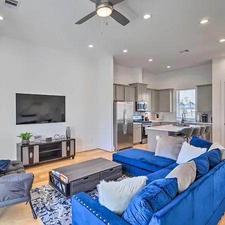 Lovely, Modern Townhome Near Downtown Houston-3