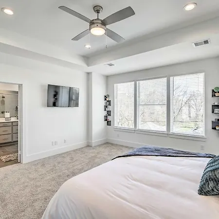 Lovely, Modern Townhome Near Downtown Houston-2