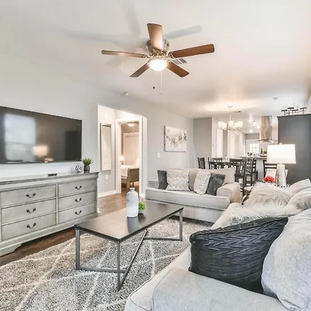 Lovely 3 Bedroom Home Near Downtown & Heights-3