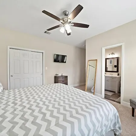 Central & Stylish Home With Games 8 Mins To Downtown-2