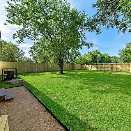 Central & Stylish Home With Games 8 Mins To Downtown-3