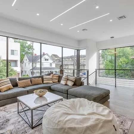Spacious 4 Story Home With An Elevator & Private Hot Tub Centrally Located In The Heart Of Houston Home-2