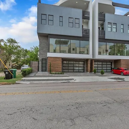 Spacious 4 Story Home With An Elevator & Private Hot Tub Centrally Located In The Heart Of Houston Home-3