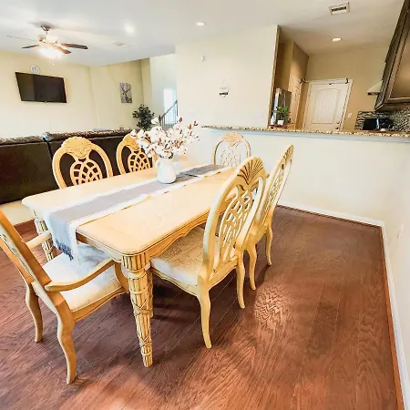 Spacious 2-Story Home In Gated Community - Free Parking - Downtown Chinatown-3