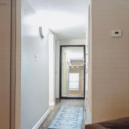 Premium Styled 2 Bedroom Apt In The Heart Of The Heights-3