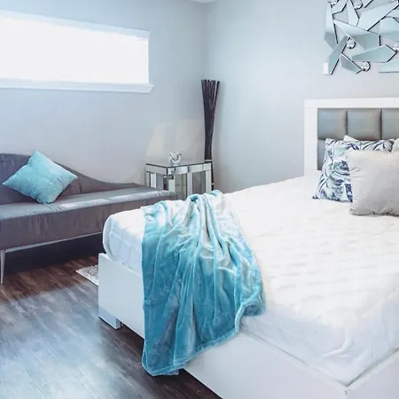 Premium Styled 2 Bedroom Apt In The Heart Of The Heights-2