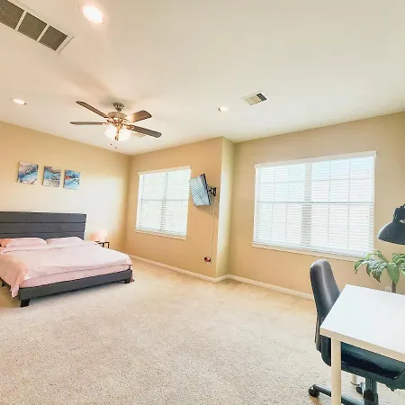 Spacious 2-Story Home In Gated Community - Free Parking - Downtown Chinatown-2