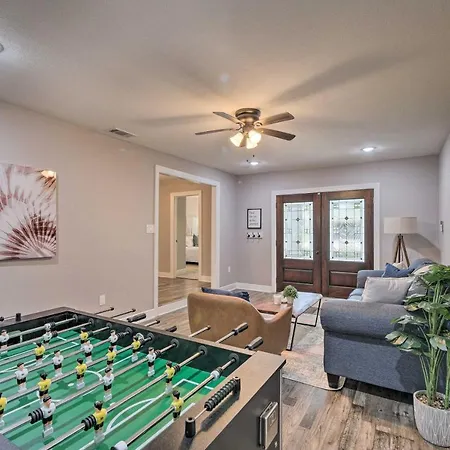 Spacious Houston Family Home With Game Room!-3