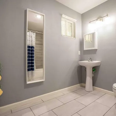 Comfortable Getaway: 1 Bedroom Full Apartment-2