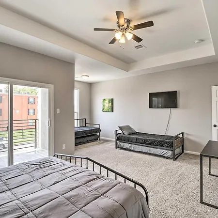 Pet-Friendly Houston Townhome With Fenced Yard-2