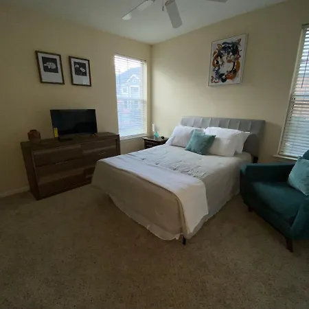 An Amazing 3 Bedroom 2 Full Bath Apartment Unit With Desk And Rental Car Available-3