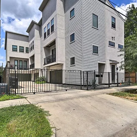 3 Mi To Daikin Park: Gated Houston Townhome-2