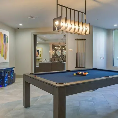 Luxe Spacious 1 Bd Suite Wpool View In Galleria-2