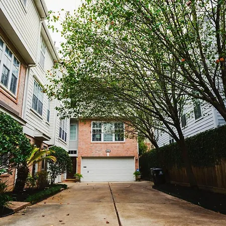 Walk To Bars And Restaurants, 2 Mi From Stadiums And Theaters, Great For Groups-3