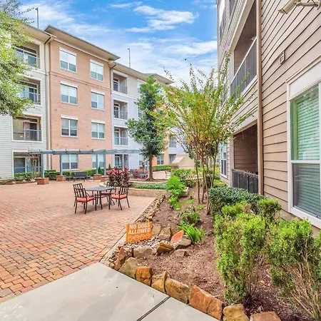 Stylish NRG Stadium Apartment: King Bed, Free Parking & Med Center Proximity-2