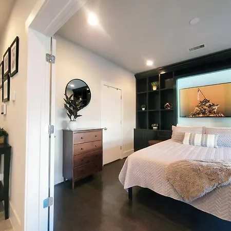 The Posh Haus - Downtown - Grb - King Bed-2