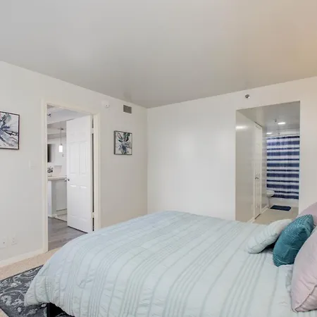 Beautiful 2 Bedroom/Bath Condo Near Galleria-3