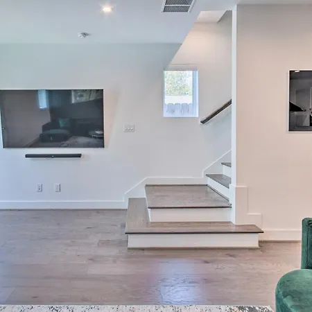 Stylish Home With Balcony Less Than 2 Mi To The Galleria!-2