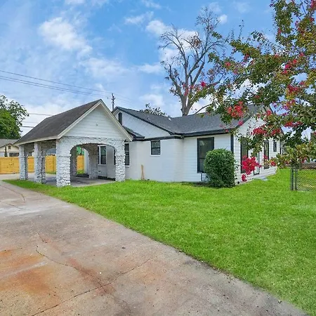Stylish 4-Bedroom Home 9 Minutes From Downtown-3