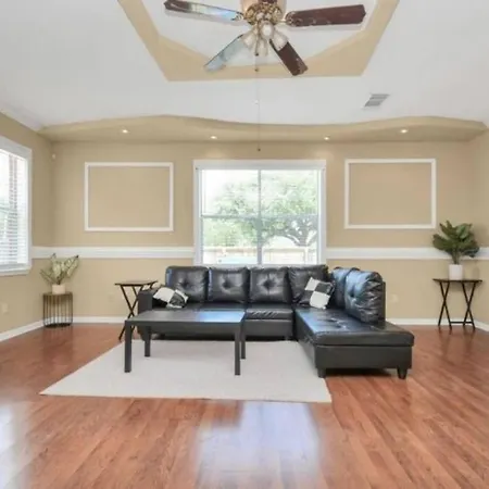 Luxury 5 Bedrooms 3.5 Bathrooms With Free Wif-2