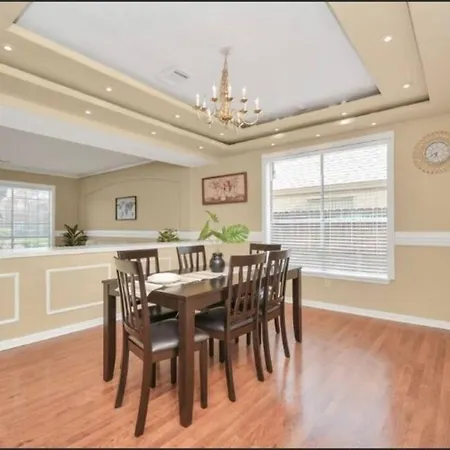 Luxury 5 Bedrooms 3.5 Bathrooms With Free Wif-3