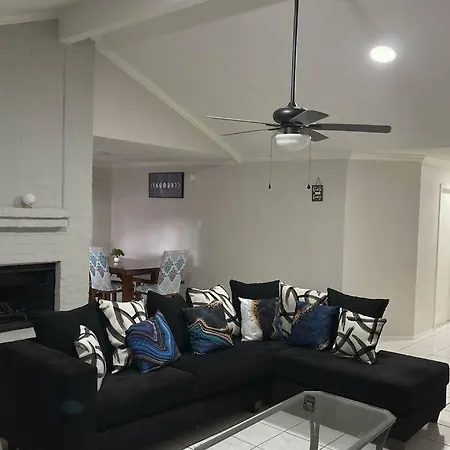 Cheerful & Comfy, Fireplace, Backyard, Parking-2