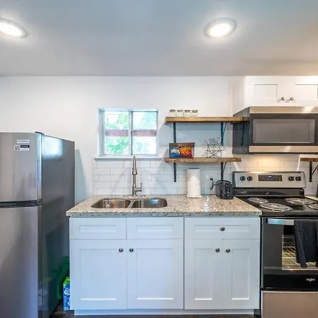 Good Vibes Only - Modern, Studio Near Med Center-2