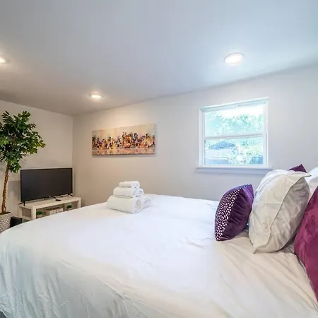 Good Vibes Only - Modern, Studio Near Med Center-3