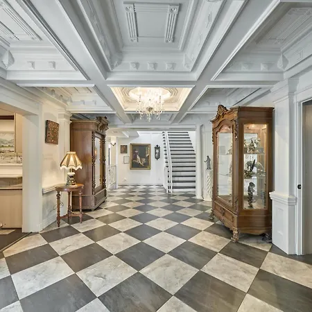 Villa With 8 Bedrooms And Heated Swimming Pool-3
