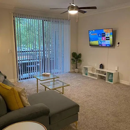 Your Warm Spacious Unit With Pool - Medical Center-2