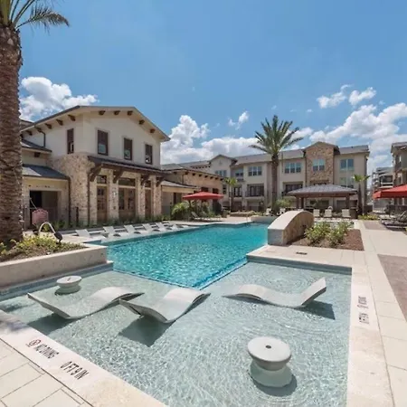 Majestic 3 Story Townhome W/ Pool/Garage/King Bed-2