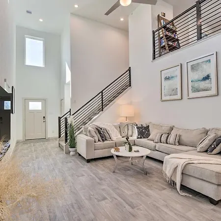 Pristine Home With Yard Less Than 10 Mi To Dtwn Houston-2