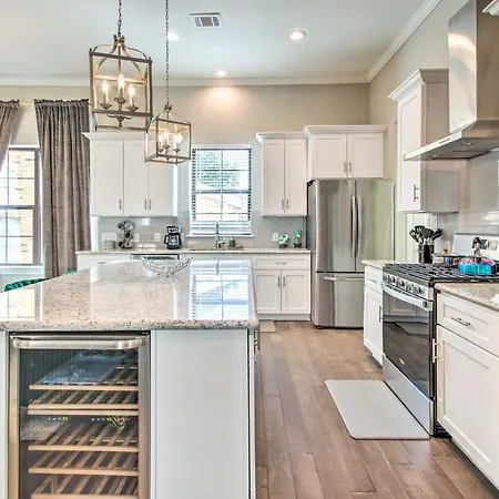 Chic Central Houston Home With Rooftop Deck!-2