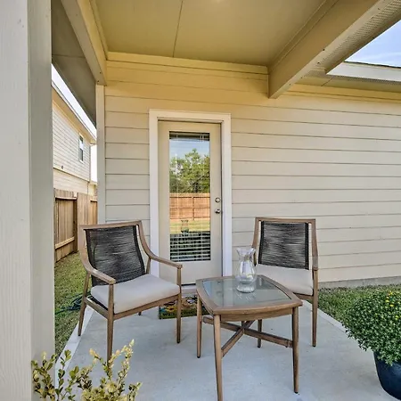 Pristine Home With Yard Less Than 10 Mi To Dtwn Houston-3