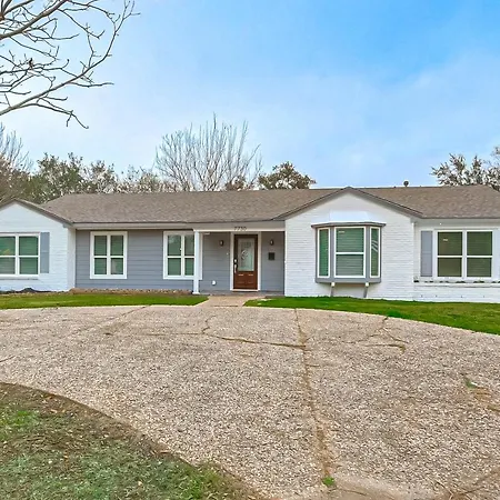 Relax Central In Houston, 10 Mins To Galleria, Work-Cation, 4 Bdrms, 3 Baths-3