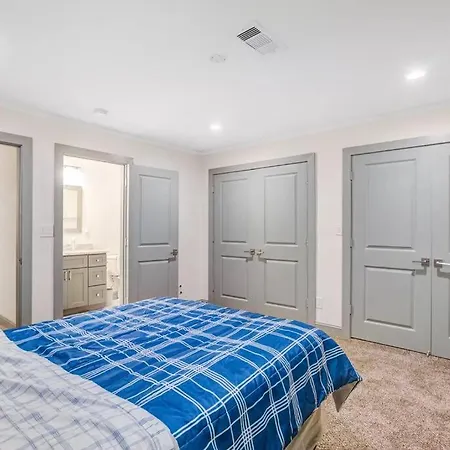 Trendy 2-Bedroom Townhouse In The Heart Of Midtown-3