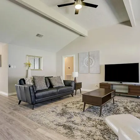 Cheerful 3 Bedroom Home In A Quiet Neighborhood.-2
