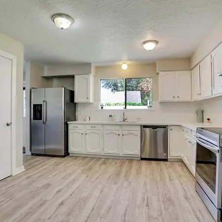 Cheerful 3 Bedroom Home In A Quiet Neighborhood.-3