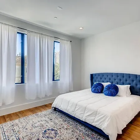 4 Story Home Mins To Downtown Houston With City Views-3
