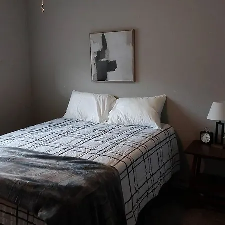 Cheerful 3 Bedroom Home With Garage Parking-2