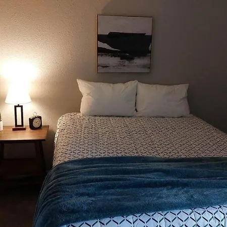 Cheerful 3 Bedroom Home With Garage Parking-3