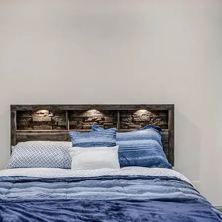 Trendy 2-Bedroom Townhouse In The Heart Of Midtown-2