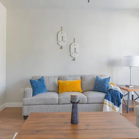 Modern 1 Bedroom Suite + Comfy King Bed + Pool + Gym-2