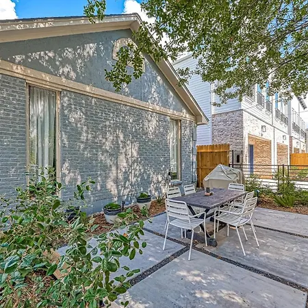 Heights Bungalow In Greater Heights Houston, Child-Friendly, Work-Cation, Sleeps 8-3