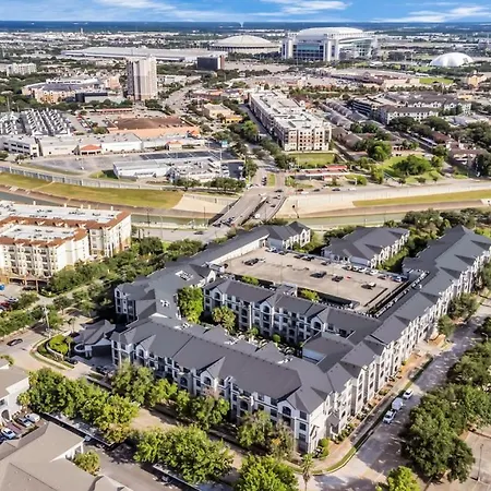 New Modern Upscale Suite W/Pool View Near Med Center-2