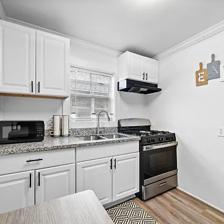 U Of H Comfy Apt With Board Games Streaming Wine Wifi At University Of Houston-2