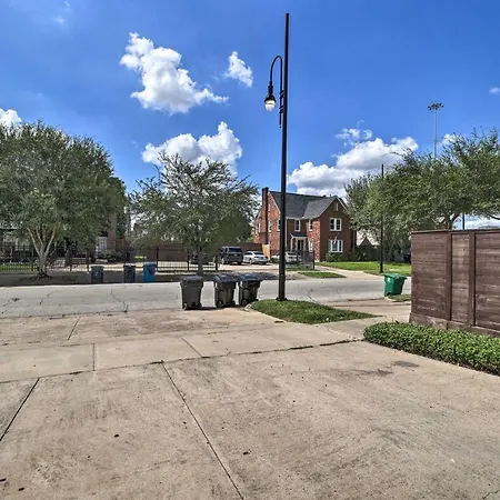 Ideally Located Houston Condo - Pet Friendly!-3